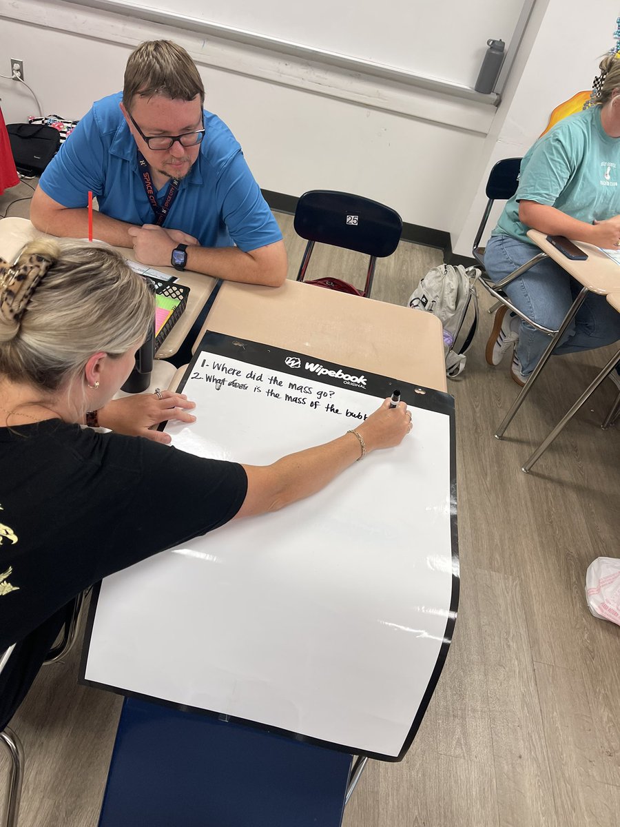 faithsims05's tweet image. “Differentiation Through Discovery” presenting with a fantastic teacher @coach_workman_. KMS science teachers showing up and showing out for #SciFest! @Wipebook @HumbleISD_KMS @Humble_2ndSci 
#ExploreBeforeExplain