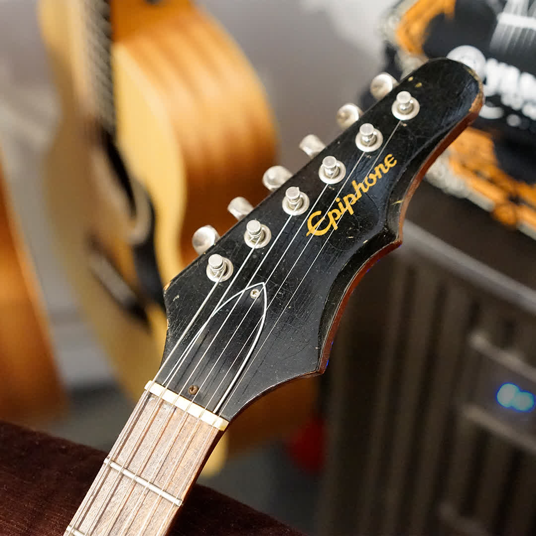 What a beautiful wood grain! 😍Check out this #preowned #vintage 1965 Epiphone Wilshire electric guitar in very good condition with two alnico mini-humbucker pickups and a Maestro vibrola tailpiece. Includes a non-original hardshell case.
Get more info > bananas.com/collections/pr…