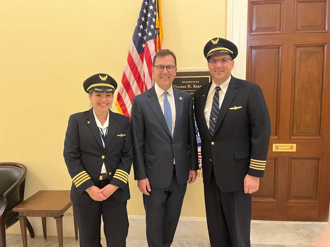 It was great to run into two pilots from New Jersey’s Seventh District who were on Capitol Hill today for their annual fly-in. Since both are based out of Newark Airport, we discussed the reopening of the new runway and ongoing efforts to modernize air traffic control systems.