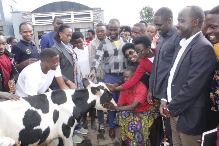 GisagaraNyc's tweet photo. Nyuma y'inteko rusange #Urubyiruko rwaremeye Inka 3 abantu 3 barokotse Jenoside yakorewe Abatutsi 1994 batishiboye, ni igikorwa Inama y'Igihugu y'Urubyiruko mu karere ka #Gisagara ikora buri mwaka, abaremewe bashimiye #Urubyiruko ko babagabiye inka. @RwandaYouthArts @RwandaYouth https://t.co/frV3wOEefv