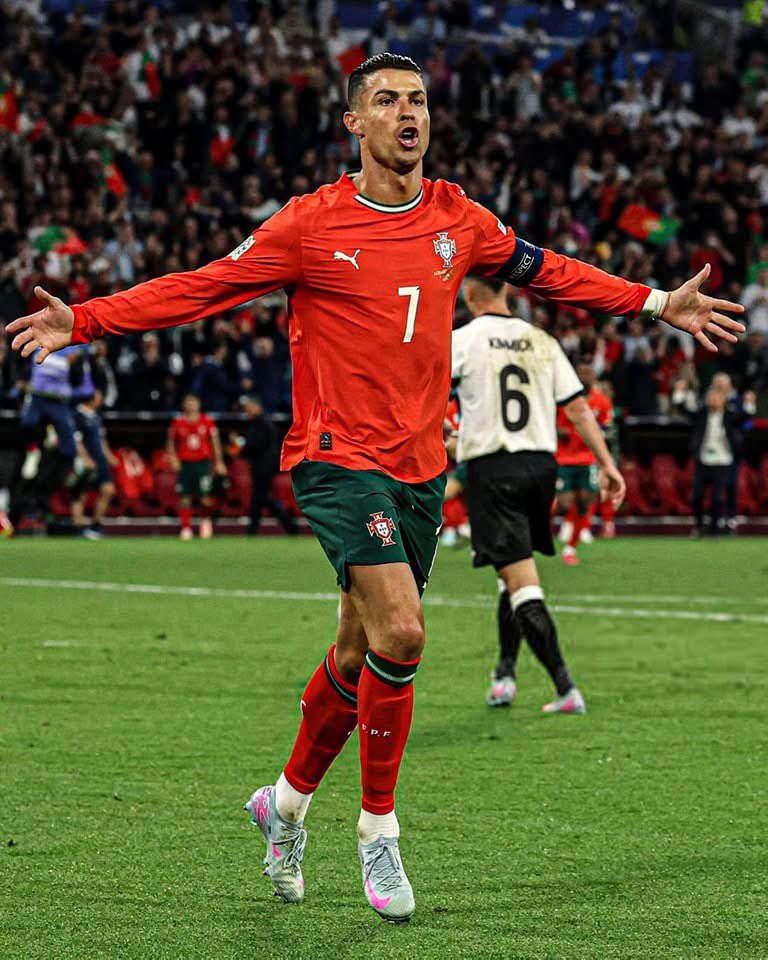 MotivacionesF's tweet photo. "Yo viví en la época de Cristiano Ronaldo". https://t.co/2zb0Ym8zXN