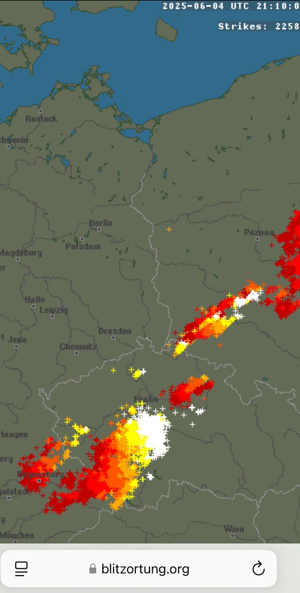 Jejda… Tahle bouřka není úplně malá.

Vysvětlivky:
⚪️⚡️za 20 posledních minut
🟡 40 min
🟠 60 min
🔴 80 min a více