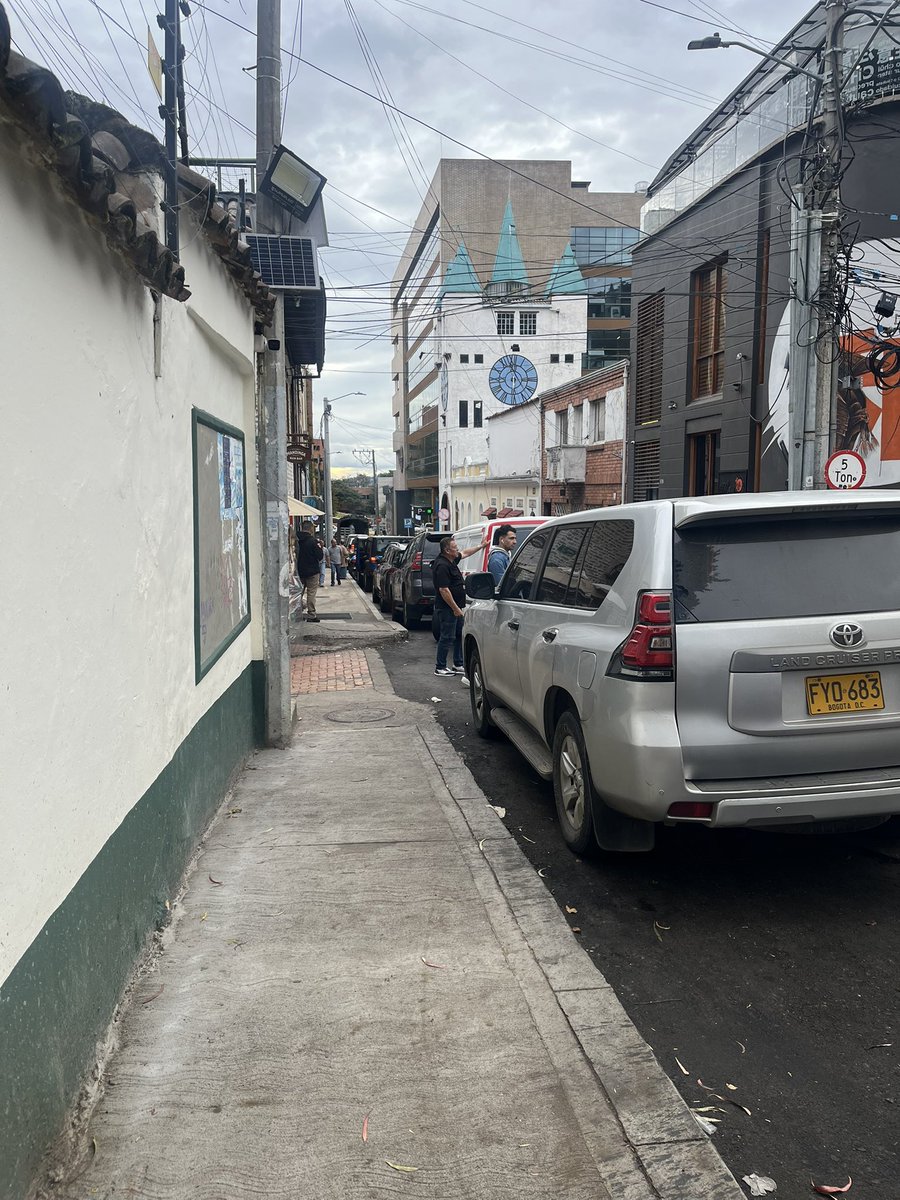marypalmacol's tweet photo. @SectorMovilidad @AlcaldiadeBosa Esto les parece que ha dado resultados? Esta es la 117 de la carrera 6 a la 7ma, un solo parqueadero!!! Los éxitos de este gobierno!!! 😡 https://t.co/r5KSCUPak5