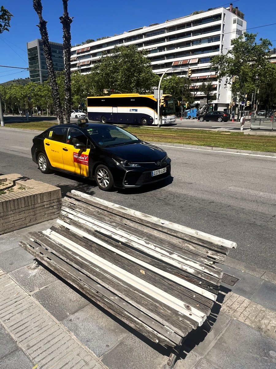 Vestigi arqueològic a l'avinguda Diagonal. Pretenen que algú s'hi assegui? (a l'altura del núm. 629 #laMaternitat)