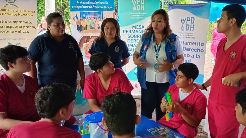 PDDHElSalvador's tweet photo. Por instrucciones de #ProcuradoraDDHH @RaqueldeGuevara, personal de #AdjuntaDESCA a través de sus Depto. de Persona Adulta Mayor y Salud, en coordinación con #PDDHAhuachapán participaron en Feria de Salud con Hospital de Ahuachapán, #UNICAES, #UPAN, entre otras organizaciones. https://t.co/bQCvGZj5EF