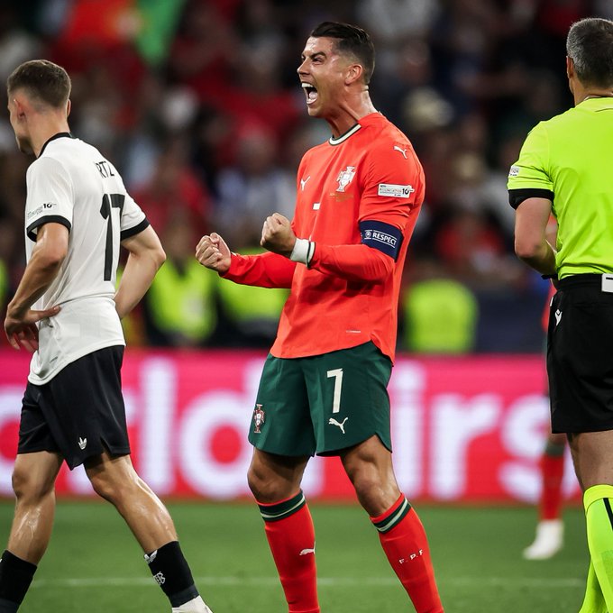 👑 40 yaşında Cristiano Ronaldo
⚽ Almanya karşısında kariyerinin 937. golünü attı!
 
Sizce 1000 gole ulaşır mı?
👇 Tahminlerinizi yazın!

#Ronaldo #GOAT #Portekiz #UluslarLigi #Futbol