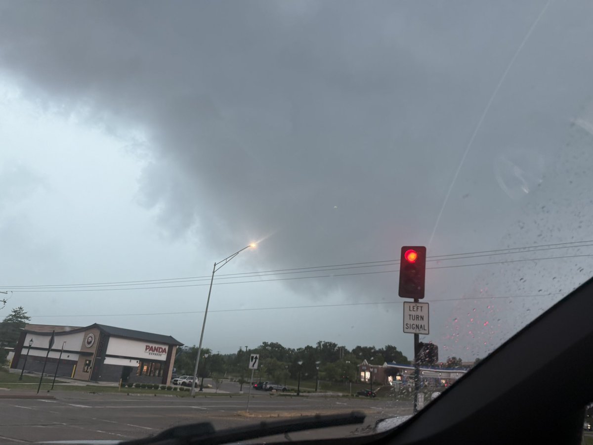 bgpitch18's tweet photo. Manchester and Ellisville Town Center Drive at 2:50 PM.  Clouds were rotating as warning was issued.  #mowx #stlwx https://t.co/olvxwjmeoy