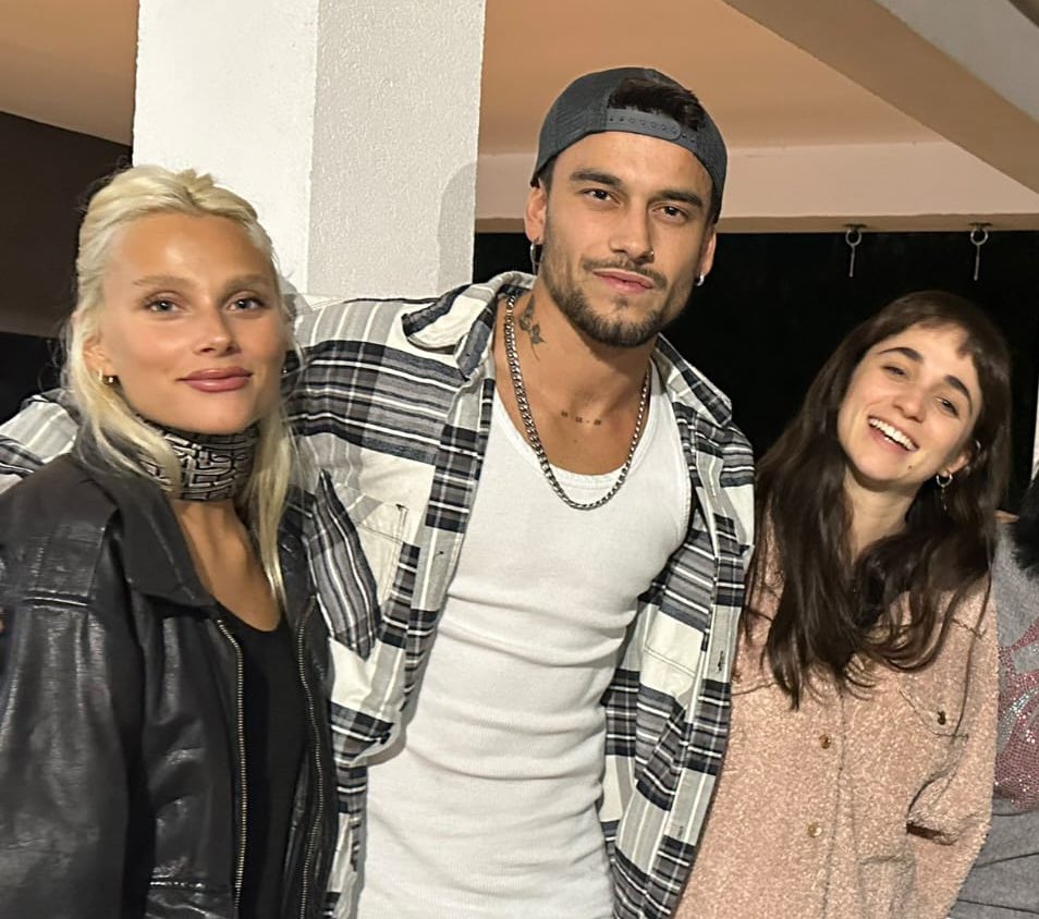 acervosoyluna's tweet photo. é… se eu fecho os olhos minha mente imagina vocês.. tapo os ouvidos mas ainda consigo escutar suas vozes… https://t.co/7c9omB3dAe