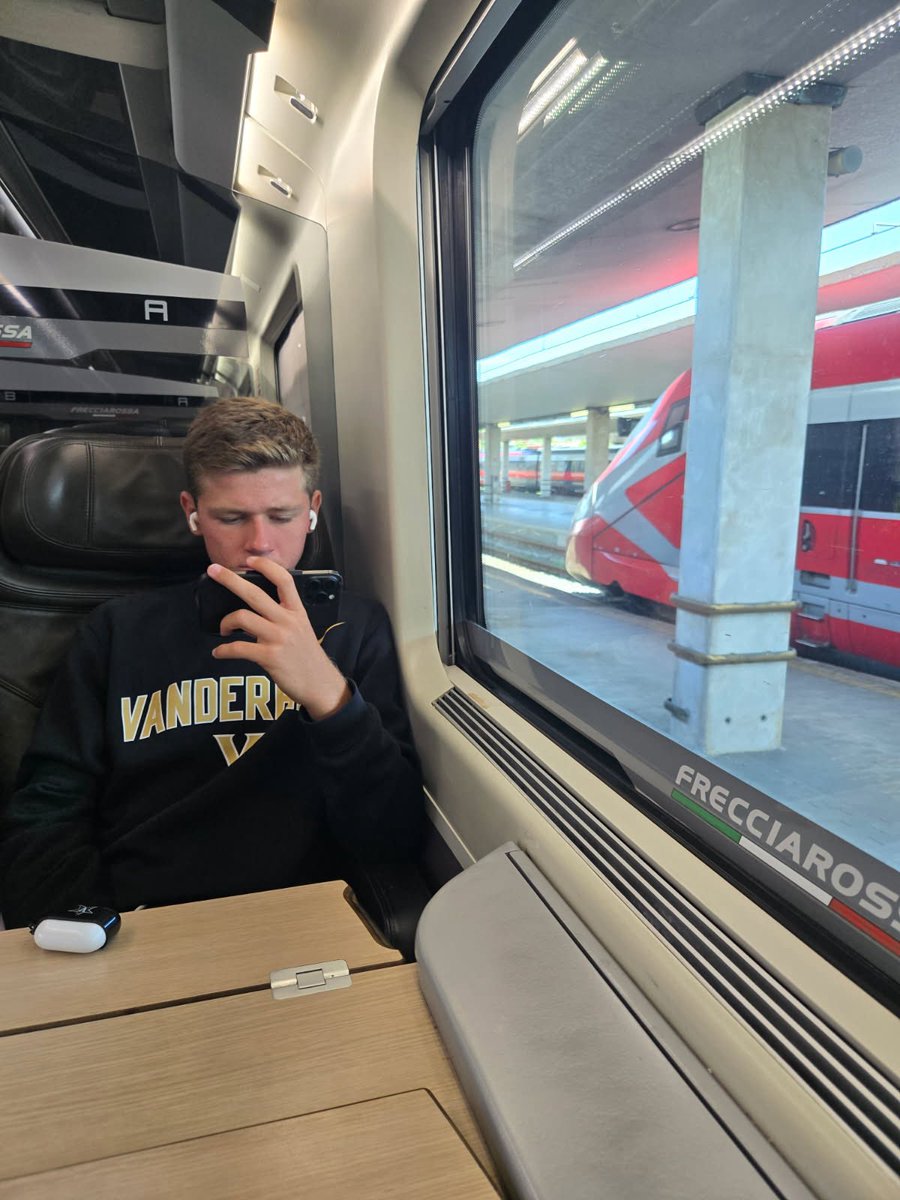 VandyMTennis's tweet image. The incoming freshman representing at the Roland Garros Junior Championships in Paris 🔥
Jack Satterfield with wins in both singles and doubles of the main draw 👀