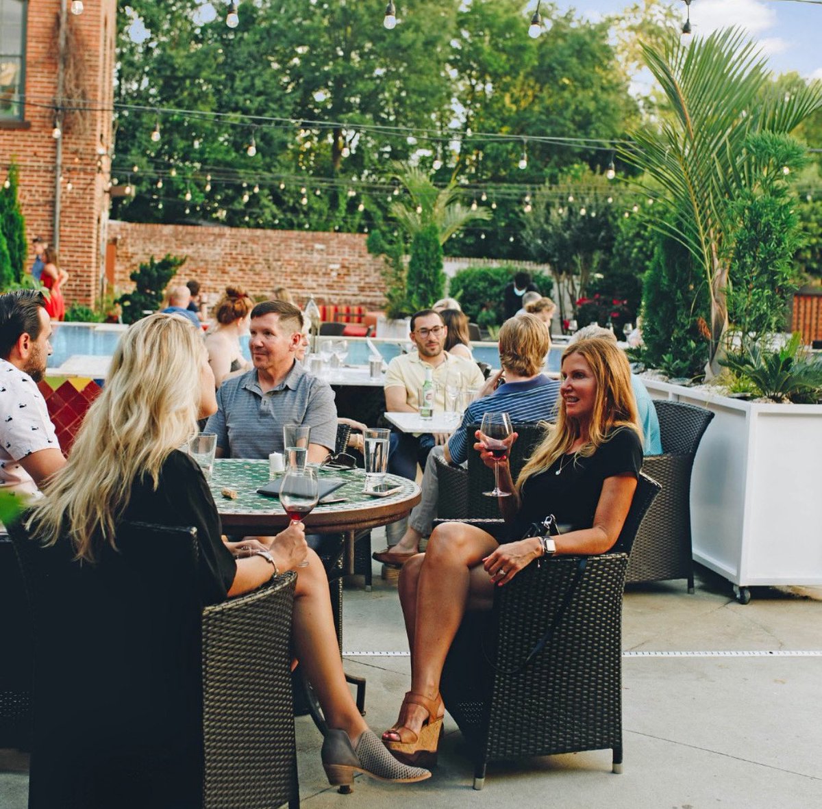 Tonight, @mulinoitaliankitchen is raising a glass at a special complimentary wine tasting. From 5–7 PM, head to the patio to sample three distinct pours.
✨ On the pour list:
🇮🇹 Ninirosso Aglianico del Vulture
🌸 Rosa dei Venti
🍒 Coste a Preola Nero d’Avola