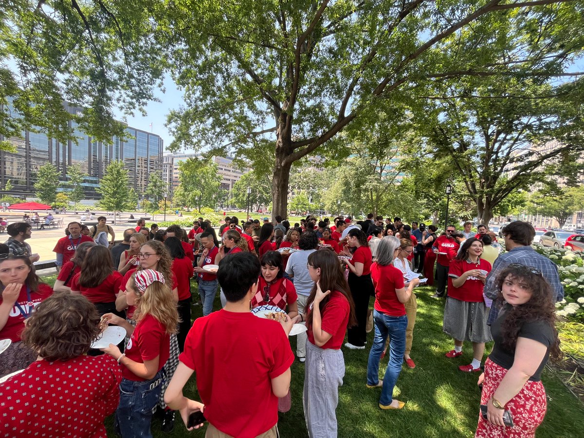 wapotechguild's tweet image. Today we took a collective lunch break along with our siblings @postguild!
The Post unilaterally decided to make us return to the office 5 days a week, so we convened for lunch to share how this policy is impacting our members. We are united! ✊