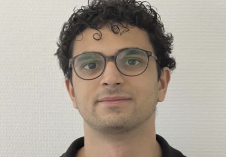Thread au secours .

Lui c’est Rayen Fakhfakh il est étudiant en médecine, en 5e année. Tunisien il est arrivé en France à 12 ans, il est entré en médecine « je suis externe, je veux devenir médecin et servir ce pays » 
Et il vient de recevoir une OQTF! 
La préfecture, voix du