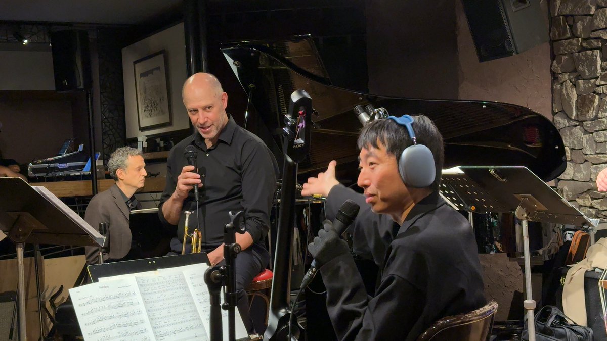 kurata1's tweet photo. 《New York Jazz Expressway》Qintet from NY and NY friends　レコーディングライブ at BODY&SOUL
#MichaelMossman (tp), #JebPatton (pf), #TomoyaAomori (e-vc), #YoshioAomori (b), #GeneJackson (ds)

定刻になり、”New York Jazz Expressway”のメンバーがステージへ登場し、マイケルさんの合図で演奏が始まります。ジーンさんのエレガントなドラムサウンドが爽快に響きます。マイケルさんのトランペットソロになり、スマートで上品な音色を高らかに吹いていきます。エレクトリック・チェロのソロパートになりますが、この楽器はトモヤさんの演奏でした聴いたことがありません。椅子に座り、床に固定したチェロを勢いよく弾き進み、独特の音色を放ちます。並走するヨシオさんのベースは小気味良い音で、ジーンさんのドラムスは大きく華やかに演出します。

ジェブさんのピアノソロでは、強いタッチで弾き、速度を上げて、軽快に弾き進みます。ヨシオさんのベースソロでは、太い音で、力感豊かに弾き、ジーンさんが豪快なサウンドでドラムソロを披露されました。一曲目♪Tune Outから、”New York Jazz Expressway”の名にふさわしい、疾走感溢れる演奏になりました。

演奏が終わるとマイケルさんがマイクを取り、ご挨拶とメンバー紹介、曲紹介をされますが、その内容をトモヤさんが日本語に訳して、丁寧に観客に伝えます。

マイケルさんは来日されるたび、新しい日本語を覚え、オリジナル曲のタイトルにされるそうです。今回は、1st.セットで♪Mattari Suru（マッタリする）、スノーストームのようなエネルギーでダイナミックに演奏するジーンさんに付けたあだ名で♪Fubuki-sanを、2nd.セットで♪Tsuyoi-Kaze（強い風）をお披露目されました。

♪Mattari Suruはラテン系のリラックスした曲で、ジーンさんのドラムスとヨシオさんのベースの息の合ったリズムが心地良く、各ソロパートでじっくりと演奏を聴かせます。マイケルさんはトランペットソロで、高らかに悠々と吹いていき、独特のスマートな抑揚で、パワフルに、華やかな音色を響かせます。

ジーンさんをイメージした♪Fubuki-sanでは、ジーンさんがラテンの速いリズムで叩き、ソロでは、ドラムスだけで、スリリングなスピードとパワーに溢れた演奏を披露されました。♪Tsuyoi-Kaze（強い風）では、マイケルさんは、指揮者のように両手を振り、バンド全体の演奏をリードします。全編にわたり、パワフルな演奏で、各ソロパートの長さなども、マイケルさんが緻密に計算してアレンジをされているようでした。

マイケルさんとヨシオさんは長い付き合いになるそうで、ヨシオさんのために♪YoshiBopを作ったそうです。ベースソロでは、マイケルさんとやり取りしながら、くっきりとした、心地良い音で弾いていきます。ジーンさんのシンバルが涼やかに並走します。

ジェブさんは、Preludeをたくさん作曲されているそうですが、その中から、今回は♪Prelude In “D” Majorを、ピアノとエレクトリック・チェロのデュオで演奏されました。一斉にスタートし、交互に弾き、デュオで弾いていきます。天才と称されるお二人の綺麗なピアノの音色と、重厚なチェロの音色が重なり響き合う、素晴らしい演奏になりました🍀

タンゴを踊る二人には、言葉のないテンションがある、とマイケルさん。そのタンゴとワルツを融合させて曲♪Waltz Incomunicateでは、ジェブさんが情緒的にピアノソロを弾き、マイケルさんがトランペットで複雑な音を多彩に吹きながら、情感を増していきます。それに続く、トモヤさんのエレクトリック・チェロの音色がこの曲にぴったりで、優雅な情景を描きます🌸

♪Straight No Chaserでも、各ソロパートからアンサンブルへと、バランスよくアレンジされていて、観客を飽きさせず、”New York Jazz Expressway”の疾走に観客を巻き込んで、熱狂させていきました✨

軽快に弾き進むジェブさんのピアノソロ、静かな表情で観客に目を向けながら華やかに吹いていくマイケルさんのトランペットソロ、もの凄い力感で豪快に弾いていくトモヤさんのエレクトリック・チェロソロ、目を閉じ、歌うようにして、残響の長い音でパワフルに弾くヨシオさんのベースソロ、そして、凄まじいスピードで、多彩かつパワフルにドラム、シンバルを叩くジーンさんのドラムソロからのアンサンブルは、圧巻の演奏となりました💐

長年のお付き合いのメンバーによる息の合った演奏で、とても楽しく、良い雰囲気が観客席にも伝わります。また、毎回たくさんの新曲を披露され、チャレンジングなステージになりますが、一曲一曲の演奏が洗練されていて、全体として疾走感溢れる充実したライブステージ、という印象が残ります。何よりも、魅力的なメンバーのお一人おひとりとお会いできることが何よりの喜びです。次回もとても楽しみです❗️