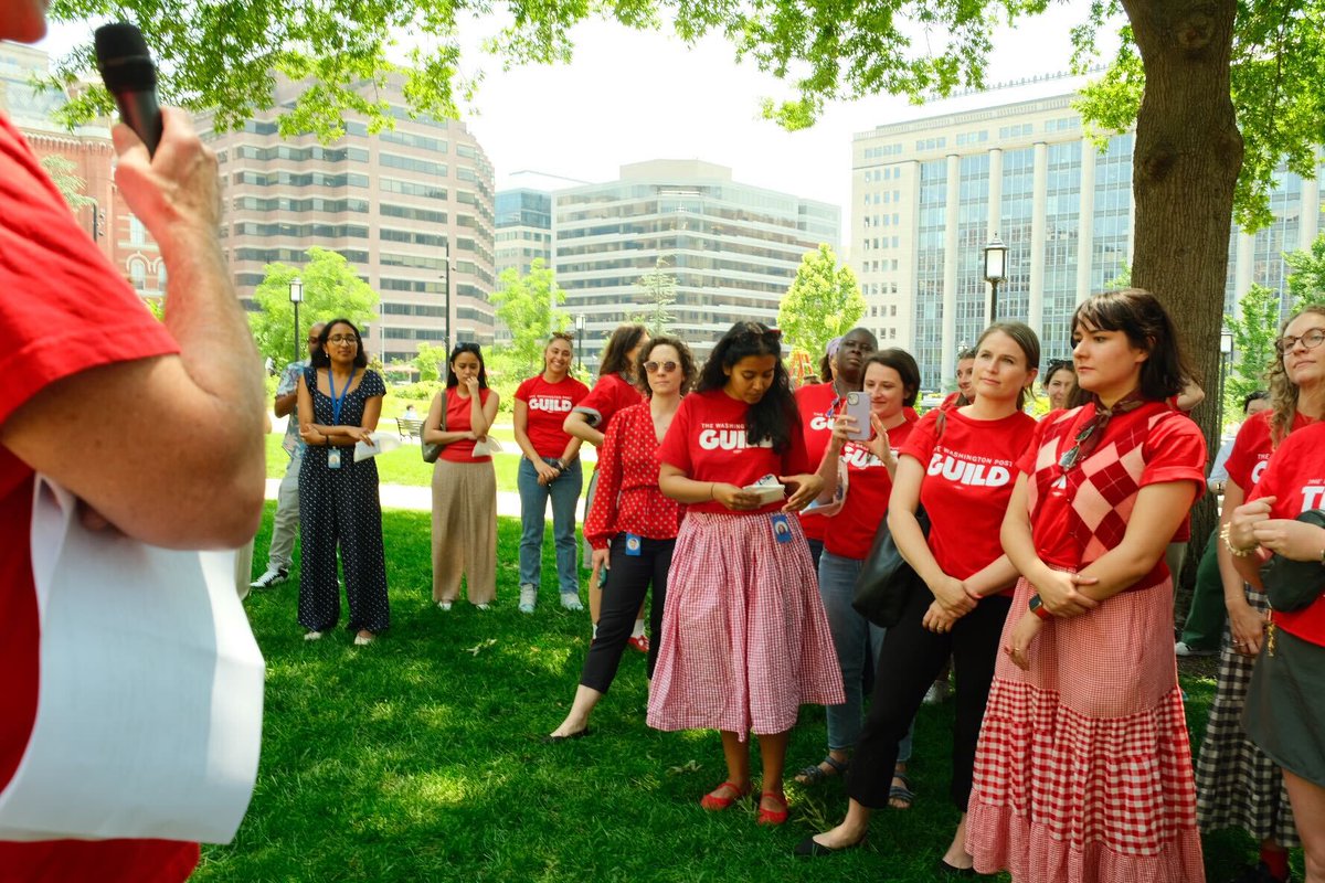 wapotechguild's tweet image. Today we took a collective lunch break along with our siblings @postguild!
The Post unilaterally decided to make us return to the office 5 days a week, so we convened for lunch to share how this policy is impacting our members. We are united! ✊