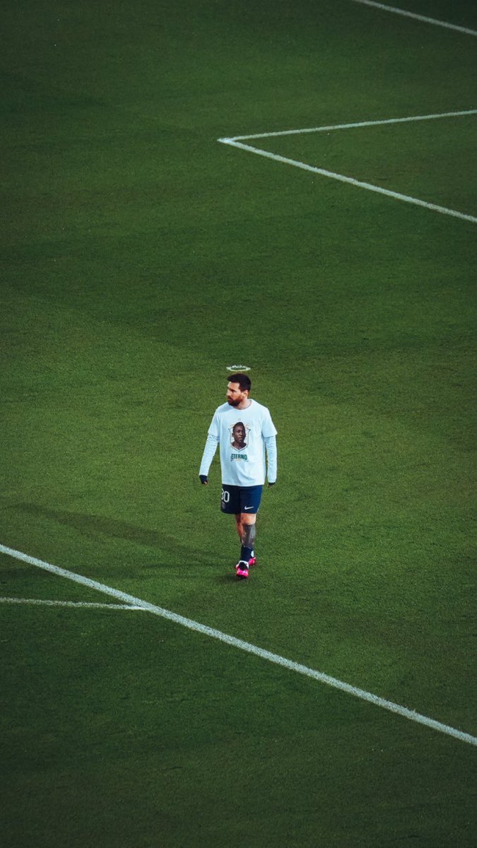 O melhor da história homenageando o maior da história + a marca do pênalti parecendo uma auréola

Eu cravo aqui que essa é a foto mais foda da história do futebol