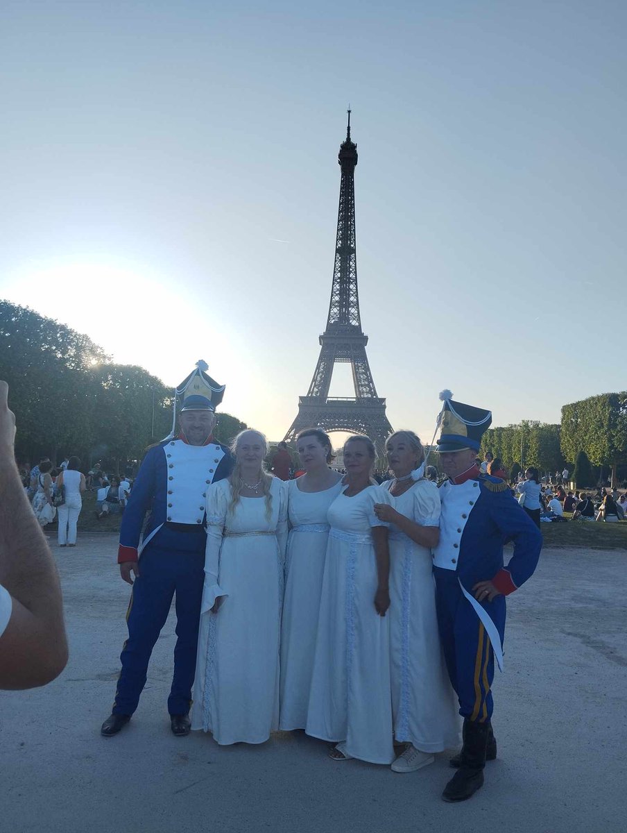 GroupPolonez's tweet photo. We danced 🕺💃🇵🇱the Polonaise under the Eiffel 🗼🌞❤️in Paris 🎶 https://t.co/pgsB9wHdNe