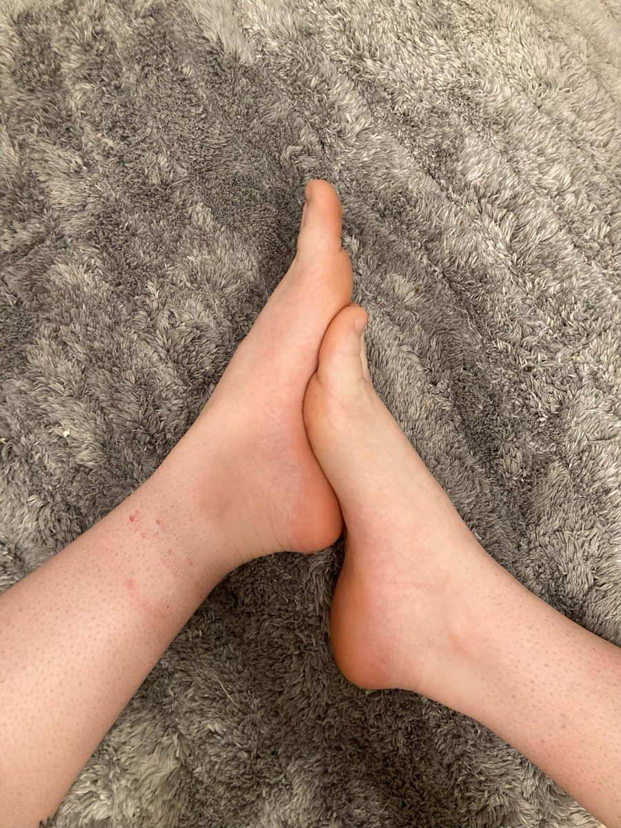 Eris_Babe_'s tweet photo. Flexin' my feet! Whats everyone up to today? https://t.co/H4wN14qRHF