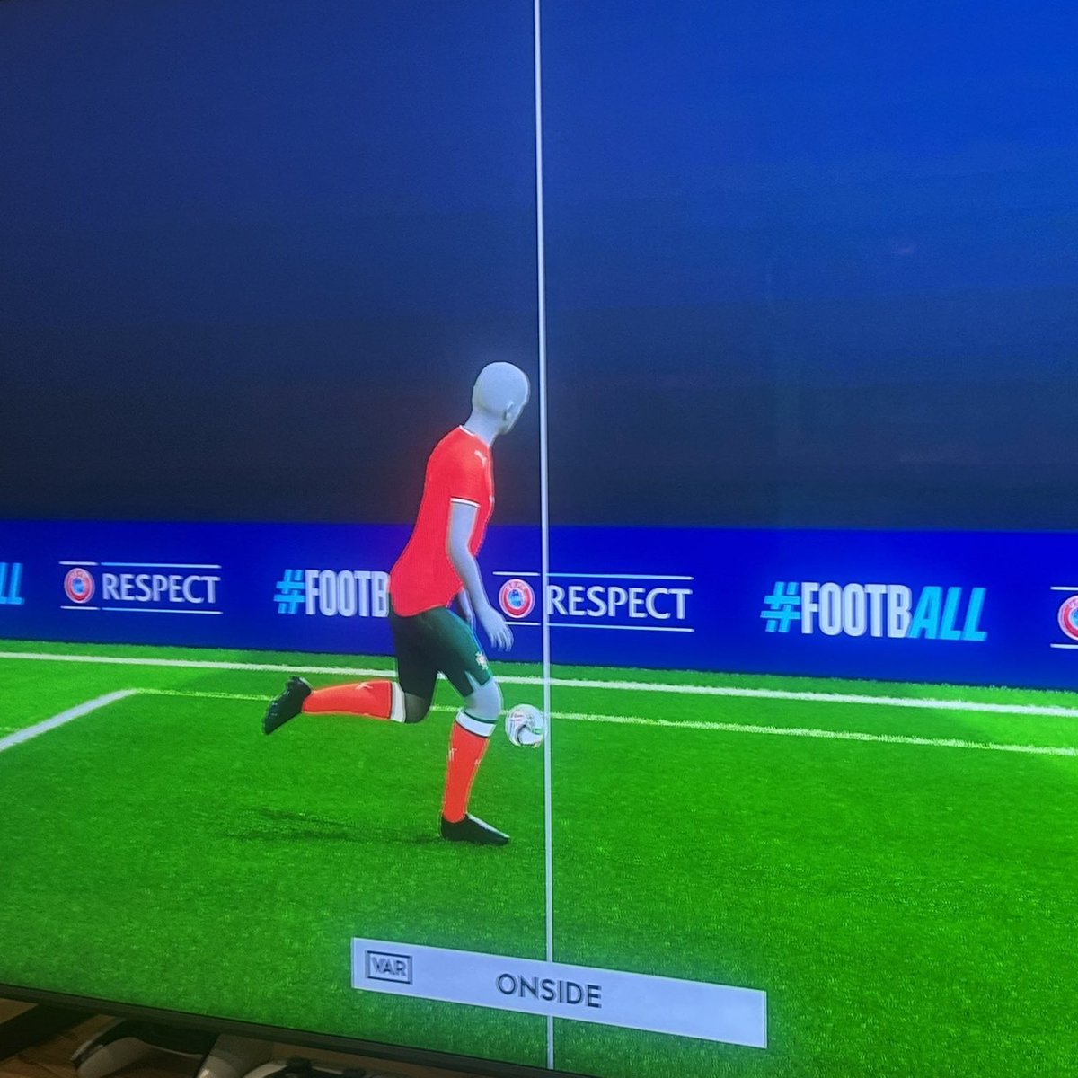 Crackbol10's tweet photo. 🚨🚨ESCÁNDALO MUNDIAL 🚨🚨

La UEFA manipuló el semiautomático para validar el gol de Cristiano Ronaldo en un claro OFFSIDE ❌️⚽️

Vean como CR7 tiene el cuerpo inclinado y la cabeza claramente por delante de su pie derecho y en la animación la postura del cuerpo es diferente y no se nota su cabeza claramente por delante de su pie. 🚨

Sin duda una acción polémica que terminó eliminando a Alemania y beneficiando al activo más valioso de la UEFA