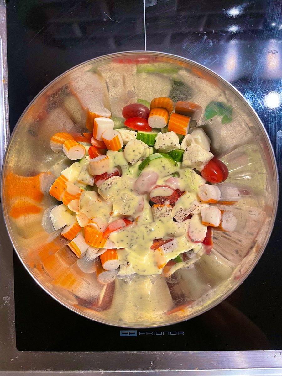 Dinner : smoked salmon n some breads and salad. 
#bonappétit