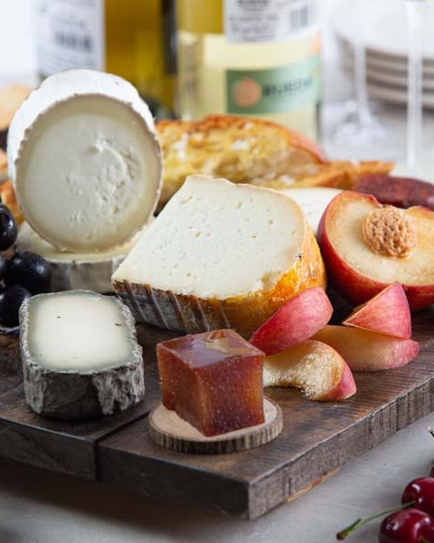 🧀🎉 National Cheese Day calls for a celebration—Spanish style! Cue the creamy cheeses and pour the Ribera y Rueda wines 🍷🥂
Find our pairing guide here: loom.ly/VfE8nQk

@‌riberadelduero @dorueda #NationalCheeseDay #riberadelduero #doribera #DORueda #VerdejodeRueda