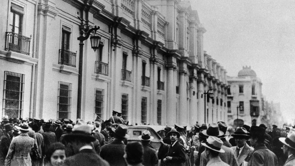 🇨🇱 4 de junio de 1932: Un golpe liderado por la FACH derroca a Juan Esteban Montero. Nace la breve y audaz República Socialista de Chile, con Marmaduke Grove y Arturo Puga al mando. Duró solo 12 días.