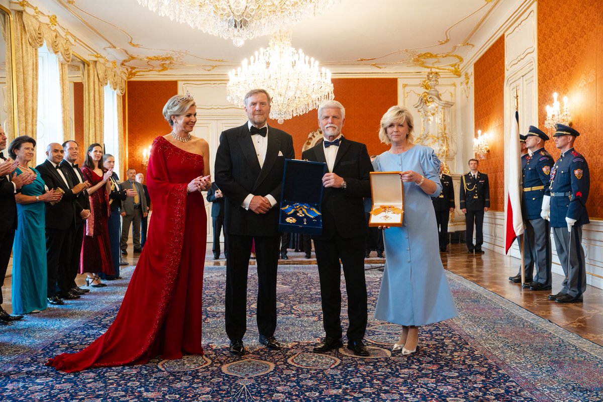 S úctou jsem od krále Viléma-Alexandra převzal Řád nizozemského lva a naopak měl tu čest udělit Jeho Veličenstvu Řád Bílého lva za upevňování přátelských vztahů mezi oběma našimi zeměmi. Vzájemně jsme si tak předali symboly úcty, které odrážejí společné hodnoty a dlouholeté