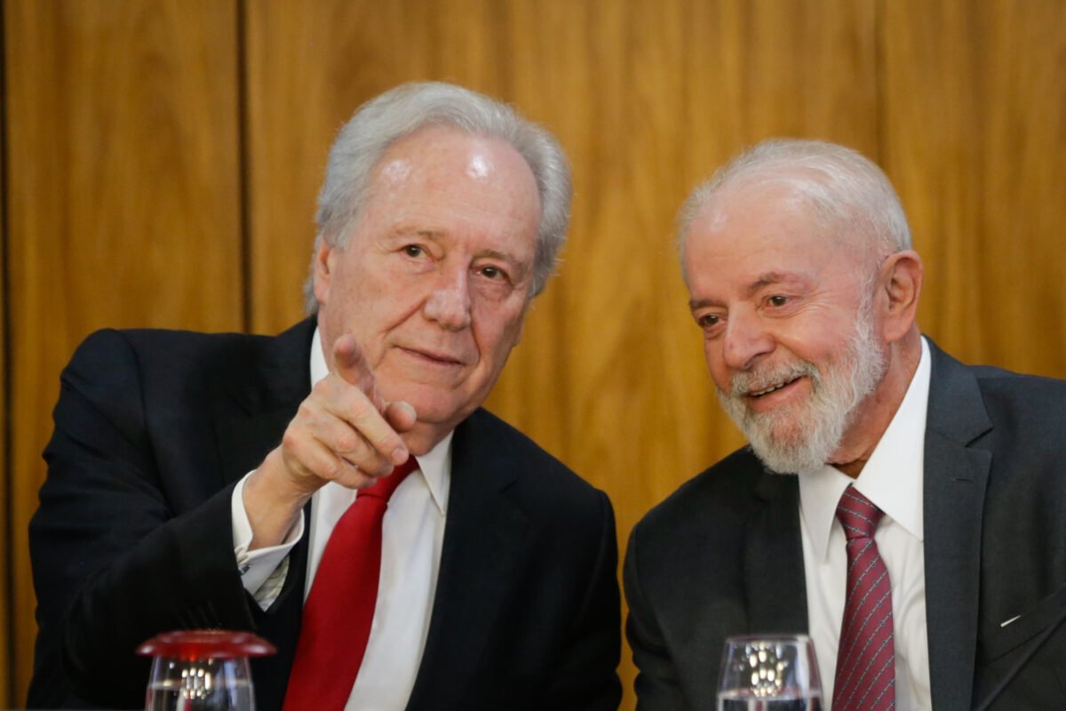 ➡️   Lewandowski manda PF investigar mulher que gritou "Lula ladrão" em SP

Ministro da Justiça, Ricardo Lewandowski enviou ofício à PF pedindo instauração de inquérito para apurar ofensas a Lula em abril

Leia: curt.link/mGYQK