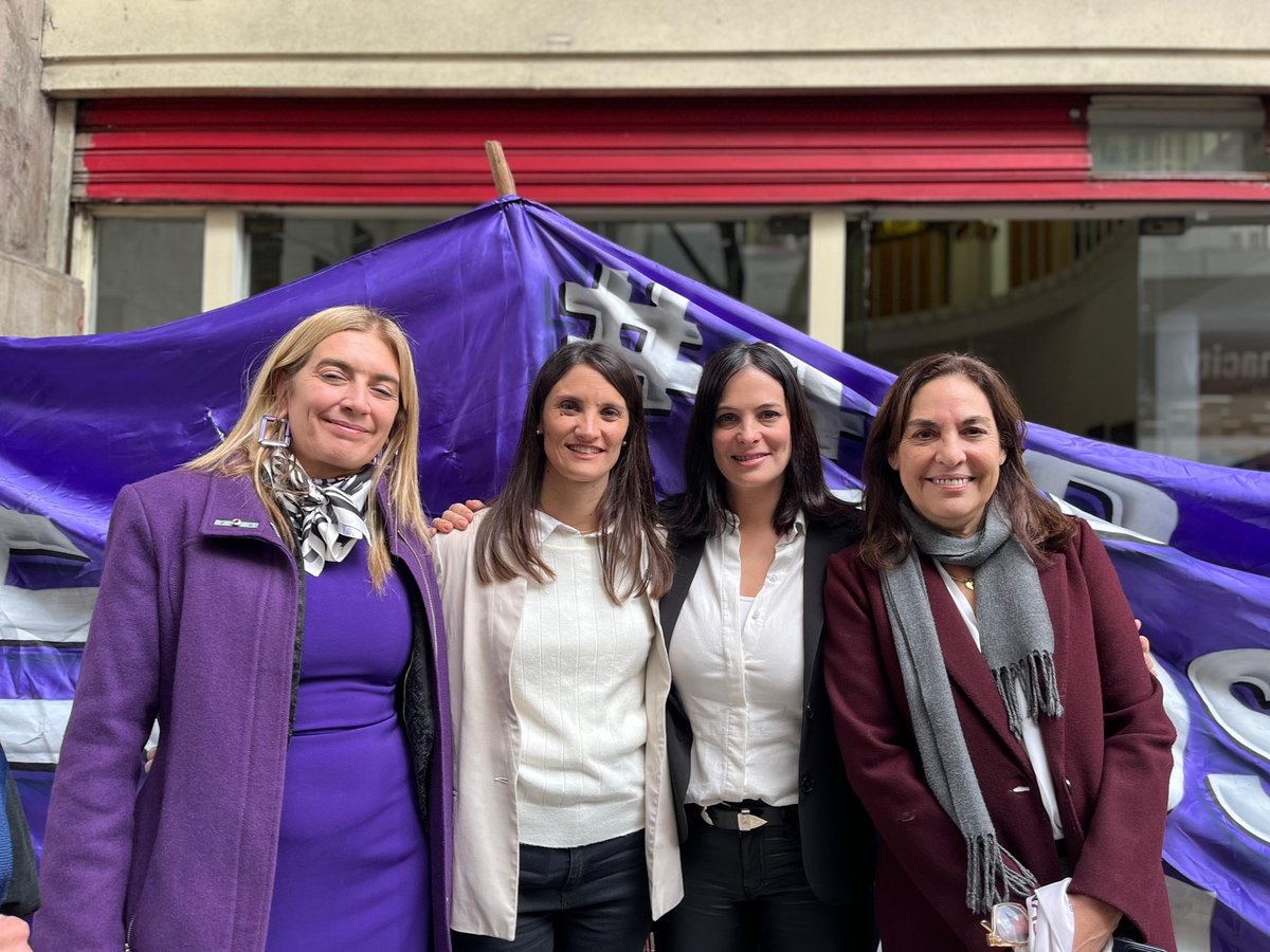 Hace 10 años exigimos #NiUnaMenos. Desde 2015, fueron 2827 las mujeres asesinadas, más de la mitad por sus parejas, exparejas o vínculos cercanos. Hoy, además, unificamos el reclamo con los jubilados que no llegan a fin de mes y las familias que esperan la emergencia en