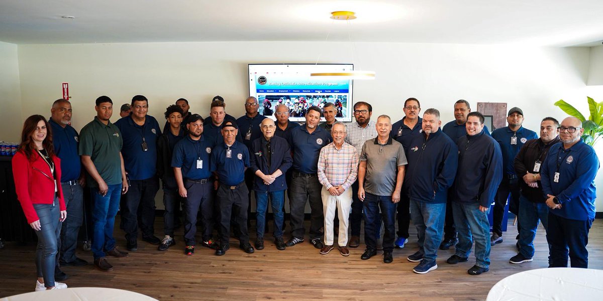 ComJuegosPR's tweet image. Nuestro equipo del Negociado del Deporte Hípico participó ayer y hoy en un adiestramiento especializado en seguridad y regulación de carreras, dirigido por el Sr. Eddie Arroyo de ROAP, con el fin de fortalecer la integridad y transparencia en la industria hípica.