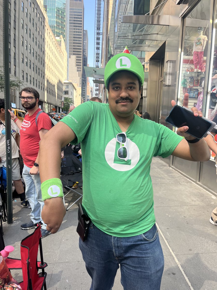 Rinaldy Gomez. Devant la boutique Nintendo depuis le 8 avril (il tourne avec des camarades) pour être sûr de mettre la main, jeudi à minuit, sur le Graal, la console Switch 2