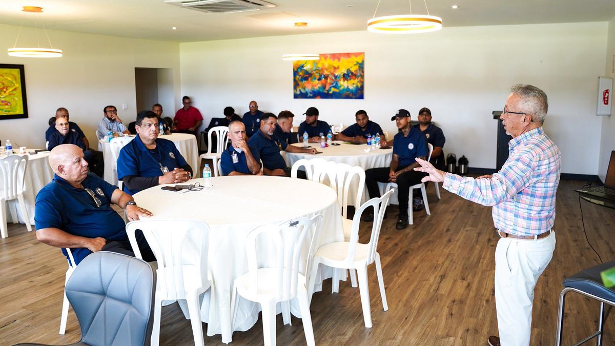 ComJuegosPR's tweet image. Nuestro equipo del Negociado del Deporte Hípico participó ayer y hoy en un adiestramiento especializado en seguridad y regulación de carreras, dirigido por el Sr. Eddie Arroyo de ROAP, con el fin de fortalecer la integridad y transparencia en la industria hípica.