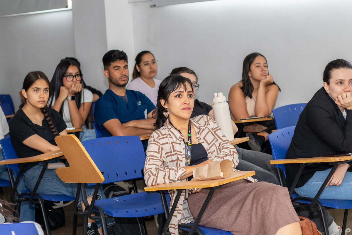 Hospital Alma Máter de Antioquia (@hospalmamater) on Twitter photo ¿Cine en un Hospital? En una actividad guiada por la escritora y profesora @Marcela_Guiral con la participación de estudiantes de nuestra facultad de <a href="/Medicina_UdeA/">Facultad de Medicina | Universidad de Antioquia</a> , fue proyectada la película: Al otro lado del jardín. Nos alegra ver cómo la iniciativa: Palabras que Sanan suma ¿Cine en un Hospital? En una actividad guiada por la escritora y profesora @Marcela_Guiral con la participación de estudiantes de nuestra facultad de <a href="/Medicina_UdeA/">Facultad de Medicina | Universidad de Antioquia</a> , fue proyectada la película: Al otro lado del jardín. Nos alegra ver cómo la iniciativa: Palabras que Sanan suma