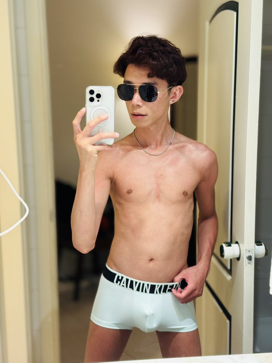 dzhielb's tweet photo. Bathroom selfie 😝 https://t.co/kxJugRTRjV