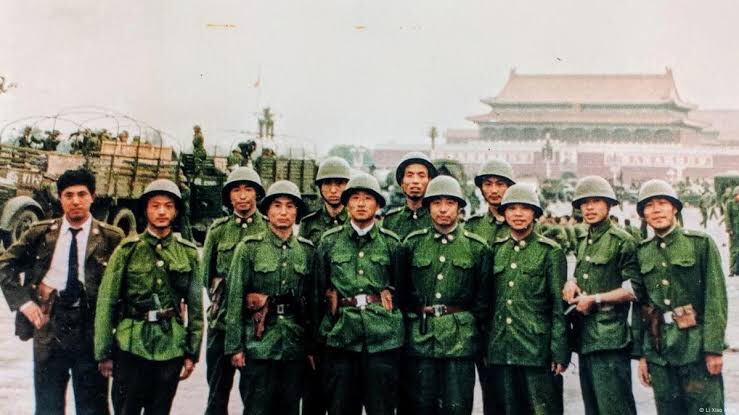 Fabianduduosaka's tweet photo. 这是1989年六月五日……

四天后，在天安门广场执行戒严任务的官兵举行了庄严的升旗仪式，五星红旗高高飘扬在首都北京！ https://t.co/1tYbWAr3Tk