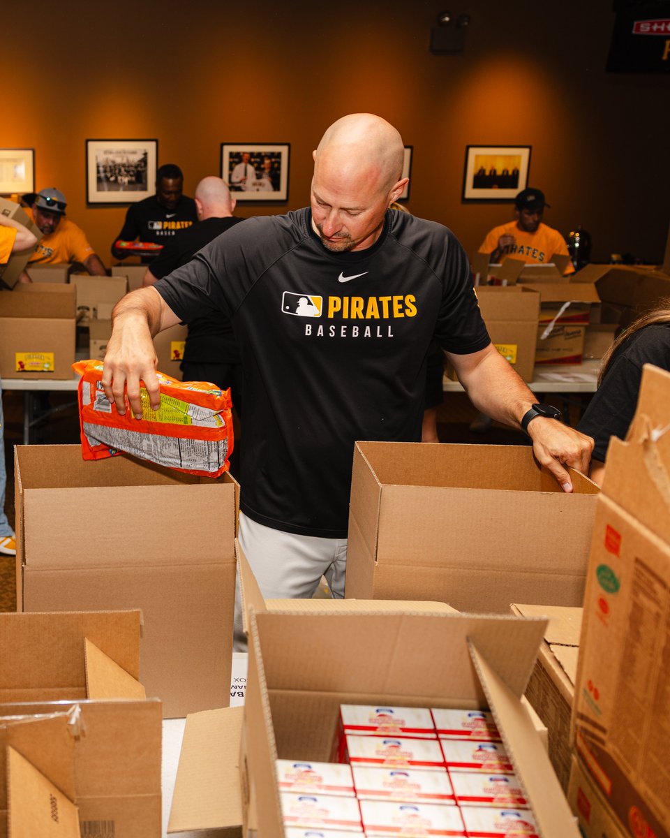 Pirates's tweet photo. Today, the Pirates and @sheetz came together with the @PghFoodBank to pack 1,000 summer snack kits for local families in need. https://t.co/juUhgW2VFT