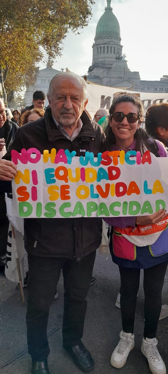 HugoYasky's tweet photo. Hoy vamos a votar para obligar al Estado a cumplir la Convención sobre los Derechos de los niños y adultos con Discapacidad.
En la foto, con Nadia, maestra de la especial 505 de Avellaneda, que vino con el afiche que hizo con sus alumnos.
Basta de castigar a los más débiles. https://t.co/AHT62EIc7J