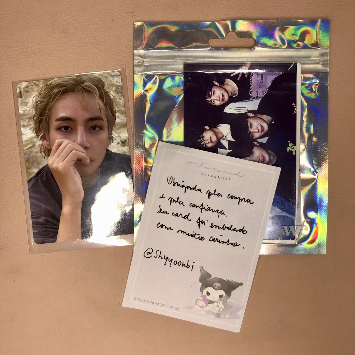 Feedback positivo pra <a href="/shyyoonbi/">♡</a> que me vendeu esse card do taehyung. Ela é muito simpática e o card veio bem embalado ✨ obrigada 🩷