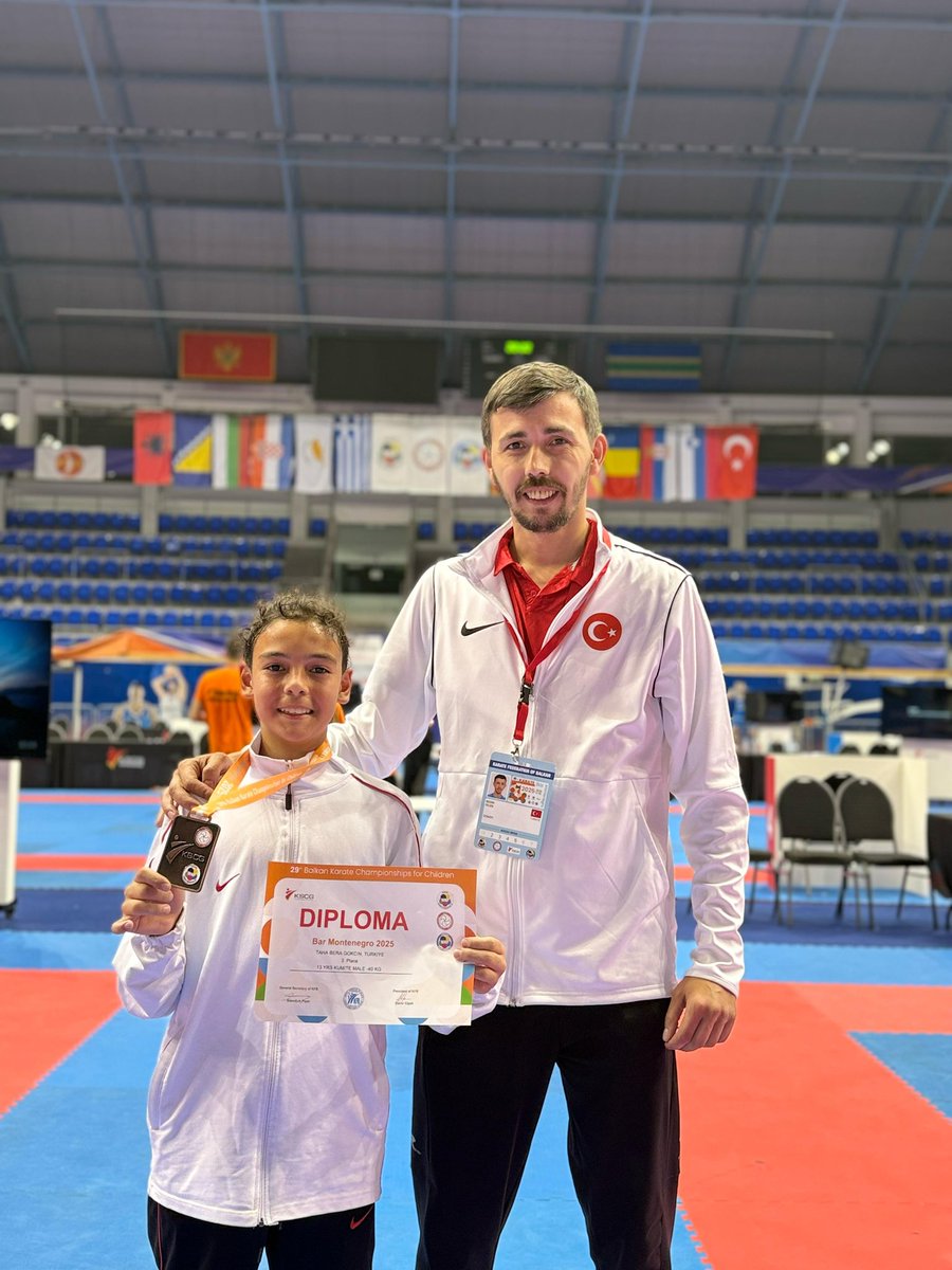 ArnavutkoyBSpor's tweet photo. 🇲🇪🇹🇷 29. Balkan Çocuklar Karate Şampiyonası – Karadağ
🥉 TAHA BERA GÖKÇİN – Balkan Üçüncüsü

Sporcularımızdan Taha Bera Gökçin, Karadağ’da düzenlenen 29. Balkan Çocuklar Karate Şampiyonasında sergilediği üstün performansla Balkan üçüncüsü olmuştur.

Bu önemli başarı, hem kulübümüz hem de ülkemiz adına büyük bir gurur kaynağıdır.
Sporcumuzu ve emeği geçen tüm antrenörlerimizi tebrik ediyor, başarılarının devamını diliyoruz. 👏🇹🇷