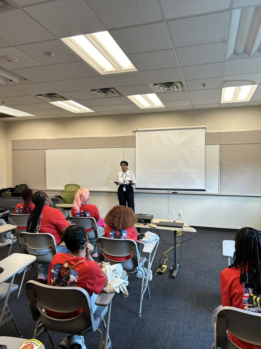The Dr. Carl Holmes Executive Development Institute (EDI) held its first community outreach program today introducing young girls from New Orleans to the fire service at Dillard University.

🚒Collaboration: NOFD &amp; BANOFF
📸Photos: Lauren Maiden, NOFD Public Relations Specialist