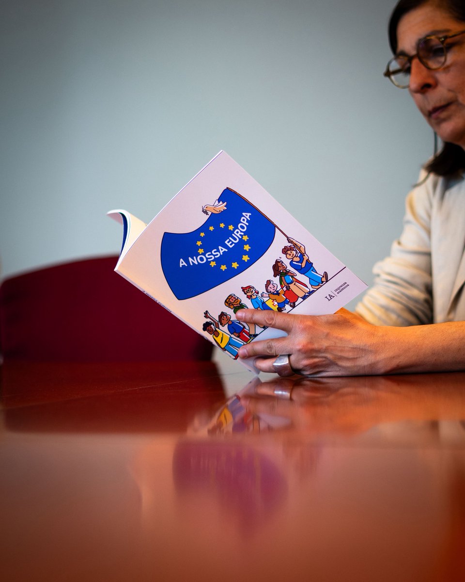 aaumadeira's tweet photo. A NOSSA EUROPA é uma obra editada pela @aaumadeira, através de uma das suas editoras, a IMPRENSA ACADÉMICA, da autoria dos portugueses Rúben Castro e Carlos Diogo Pereira, e da espanhola Eva Polo.
•
Apresentada em maio no @Europarl_PT, em Bruxelas, a convite do MEP Sérgio Gonçalves, é um trabalho único sobre as instituições europeias, a sua criação, o seu funcionamento e muitas muitas curiosidades e factos.