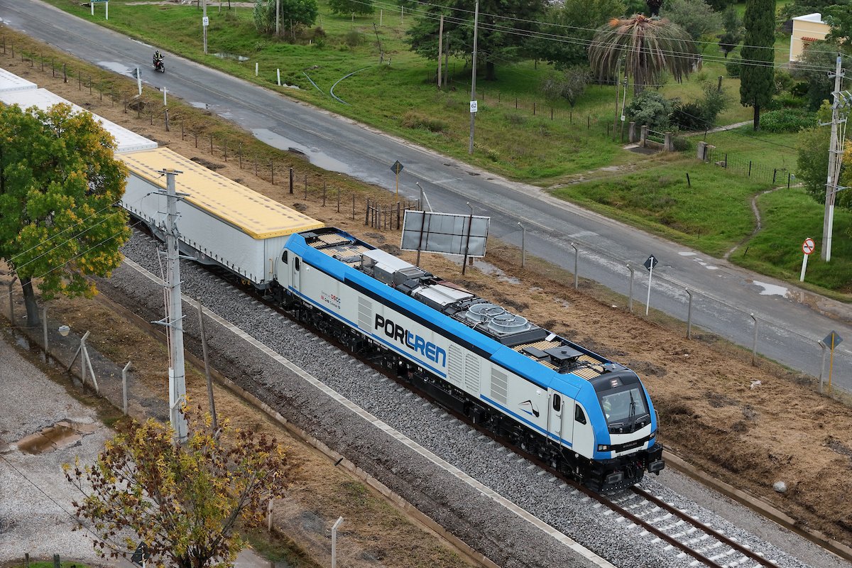#MVDNoticias

🔴🚄UPM no pagó el canon por el uso de la vía del tren, tal como establece el contrato entre la empresa de celulosa y el Estado uruguayo

💵La firma debería haber abonado alrededor de dos millones de dólares por el primer año de funcionamiento del ferrocarril que