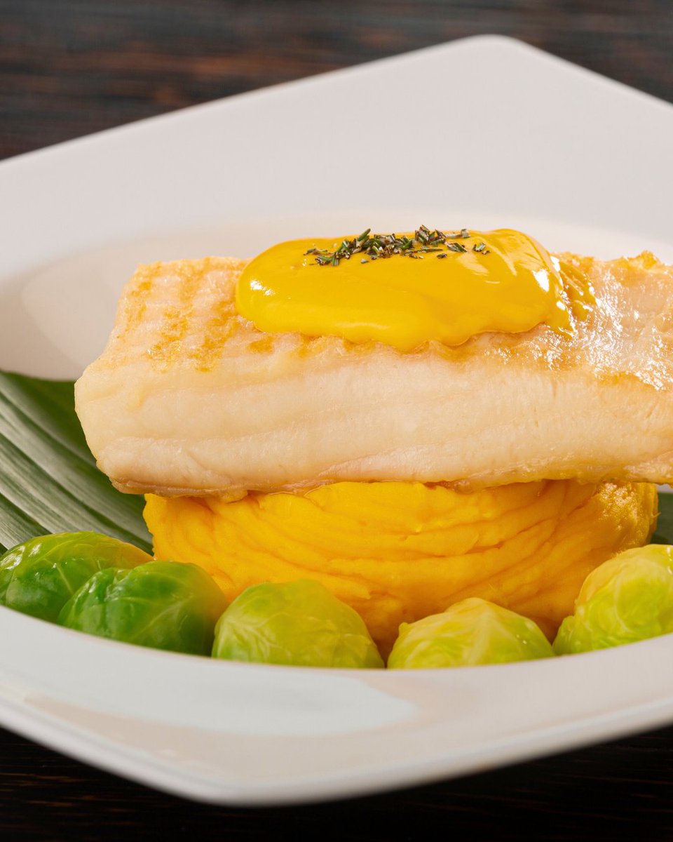 At Oropéndola Restaurant, dinner becomes a journey through Amazonian flavors.

The paiche, one of the largest freshwater fish in the world, takes center stage in dishes that blend Amazonian tradition and creativity. Pair it with a tropical cocktail and let the jungle surprise you