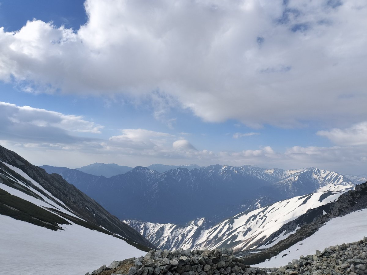おはようございます。
6/5 6:50現在、玄関の温度計は−1℃！

室堂側からの風が常に10m以上吹いています。

昨晩はあられが降ったあと晴れて星空が見えました。
現在は雲の間にうっすら青空が見え隠れしています。

今日も良い一日をお過ごしください！