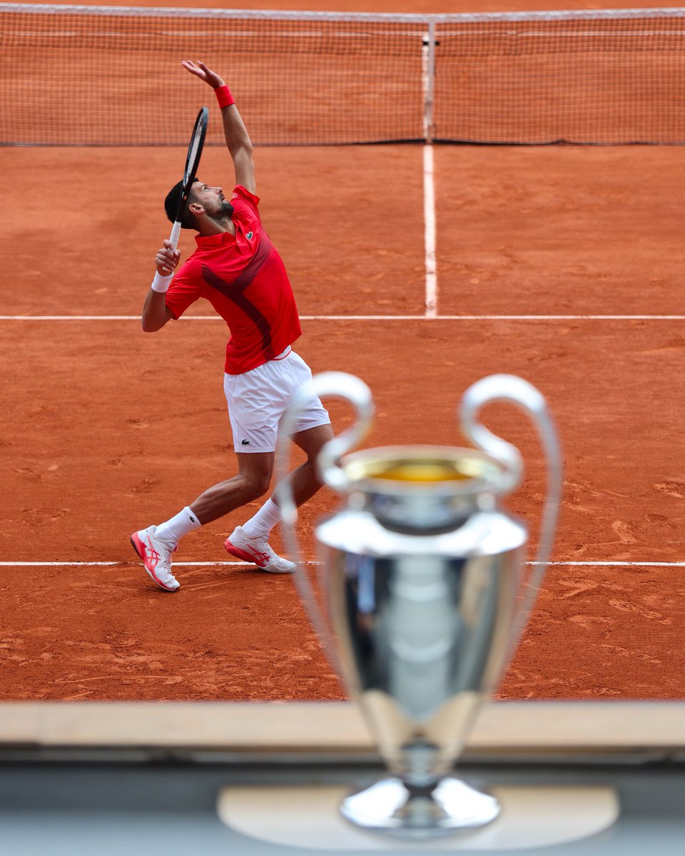 38 Años.

El mejor currículum de la historia del tenis.

Sus rivales históricos retirados.

Absolutamente nada que demostrar. 

En semis de RG cediendo un set y dándonos el mejor partido del torneo.

A tus pies Nole, no hay otra. Cárgate a Sinner, llévame al cielo.
🐊🇷🇸