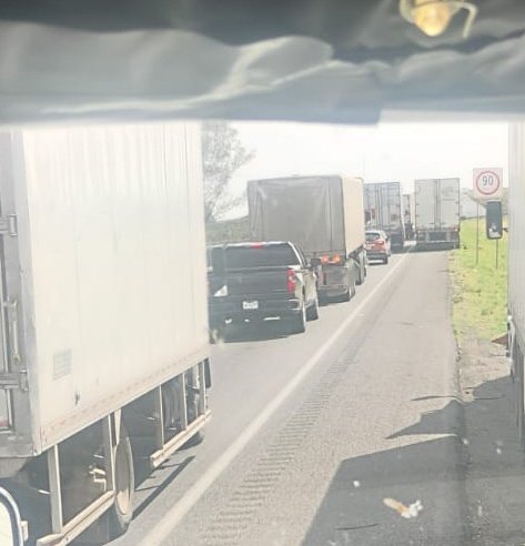 57ymas (@5septimoymas) on Twitter photo 🚨En #jalisco/ <a href="/GN_Carreteras/">Guardia Nacional Carreteras</a> <a href="/GN_MEXICO_/">Guardia Nacional</a> nos reportan sujetos a bordo de una Chevrolet Silverado color negra( la que se aprecia en la foto) acaban de robar un tracto con barillas en la autopista 80D de la caseta de jalos a tepa, salieron en Arandas🚨 <a href="/Thermokineros/">Thermokineros De ❤ corazón Oficial</a> 🚨En #jalisco/ <a href="/GN_Carreteras/">Guardia Nacional Carreteras</a> <a href="/GN_MEXICO_/">Guardia Nacional</a> nos reportan sujetos a bordo de una Chevrolet Silverado color negra( la que se aprecia en la foto) acaban de robar un tracto con barillas en la autopista 80D de la caseta de jalos a tepa, salieron en Arandas🚨 <a href="/Thermokineros/">Thermokineros De ❤ corazón Oficial</a>