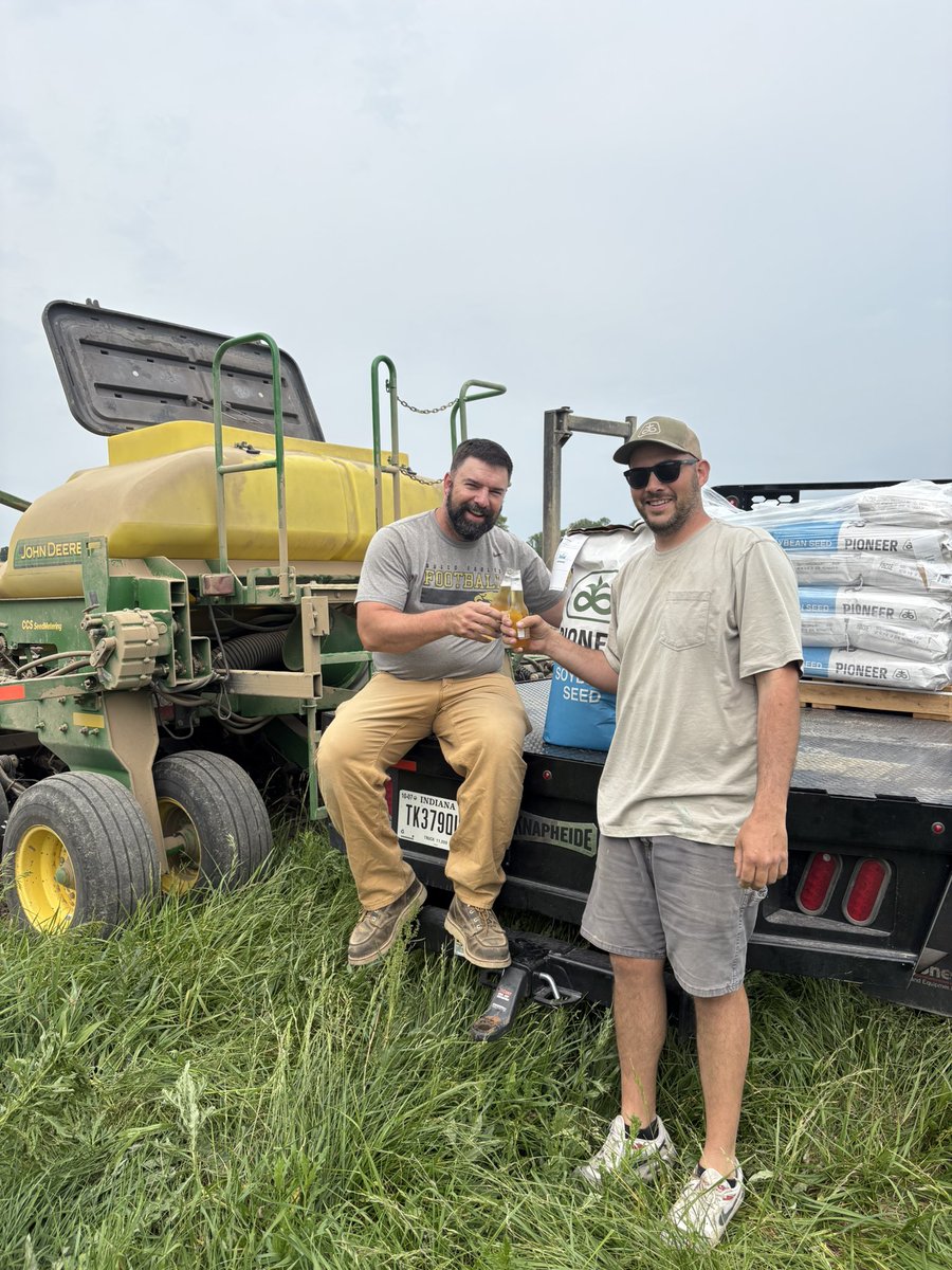 Last but certainly not least <a href="/ElJefeChef/">El Jefe</a> to wrap up hopefully the end of planting season with a celebratory beer. <a href="/TheeJaredClark/">JMC</a> <a href="/agronomist_shep/">Lance Shepherd</a>