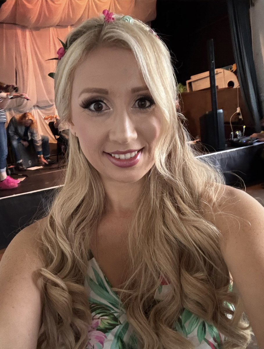 TamsinBall's tweet image. Love the Appledore Crew!🎤🎸#myroots ❤️
From the Appledore Music Festival to Jam Night at the weekend then rehearsals tonight with the Appledore Band for our upcoming concert at Heron’s Lea next weekend!🫖🎵..
Are we really in June already!? Eek!😅
#localevents #communityvibes🎺