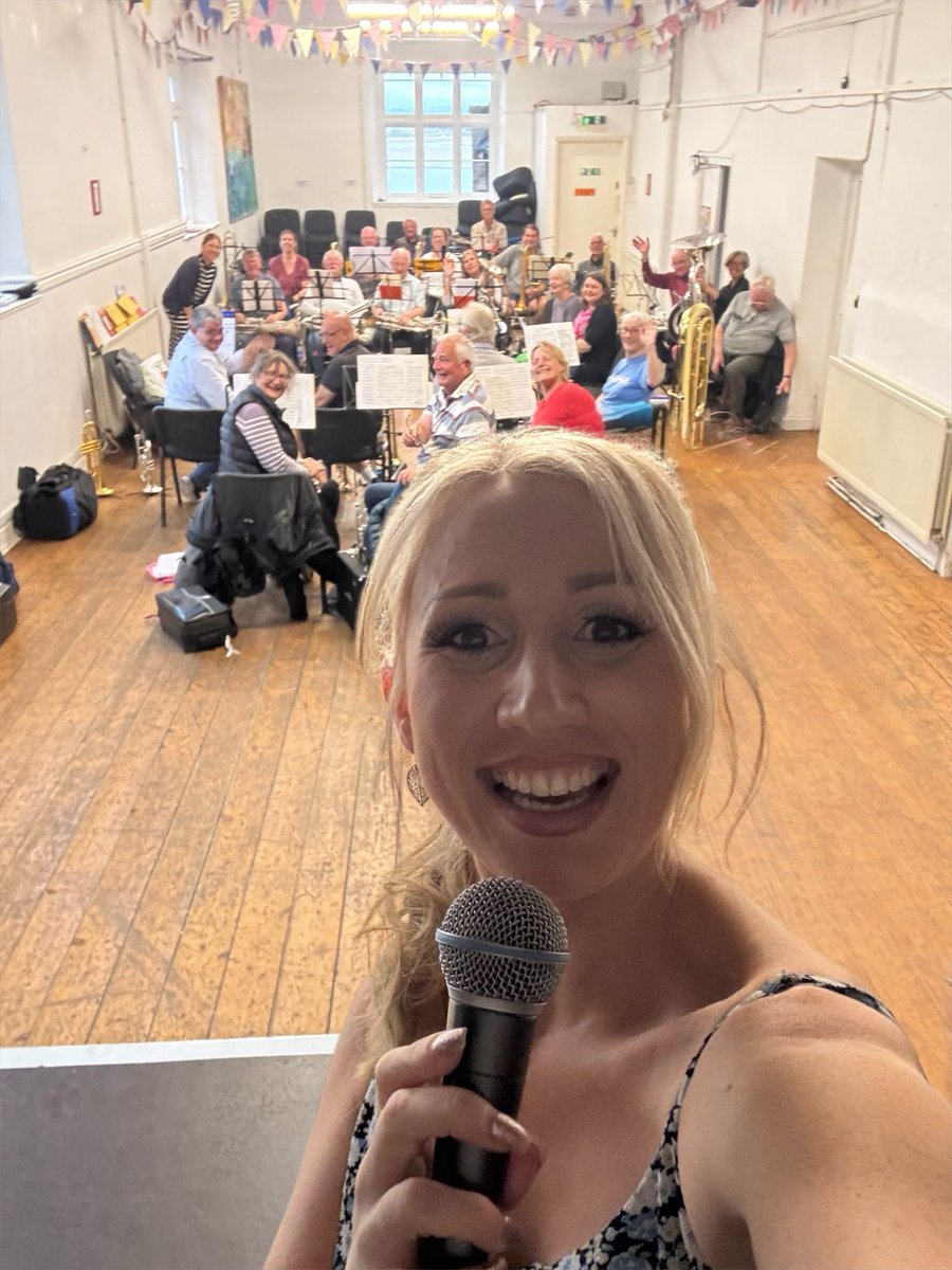 TamsinBall's tweet image. Love the Appledore Crew!🎤🎸#myroots ❤️
From the Appledore Music Festival to Jam Night at the weekend then rehearsals tonight with the Appledore Band for our upcoming concert at Heron’s Lea next weekend!🫖🎵..
Are we really in June already!? Eek!😅
#localevents #communityvibes🎺