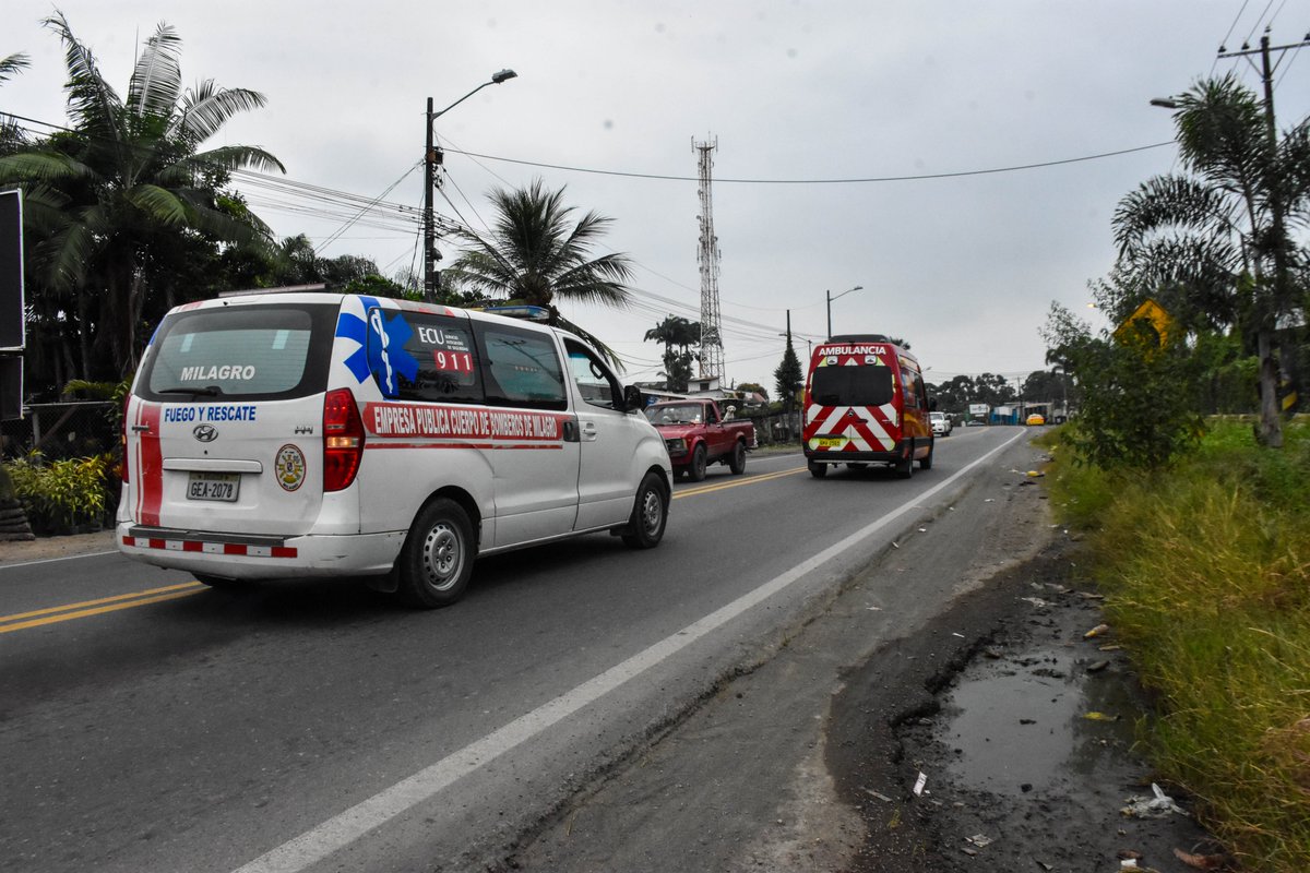 Bindamos atención prehospitalaria a los afectados de un accidente de tránsito en la vía Milagro - Roberto Astudillo, asegurando su estabilización y posterior traslado a un centro de salud.
📞 Recuerda: ante cualquier emergencia, comunícate al 911.

#BomberosMilagro