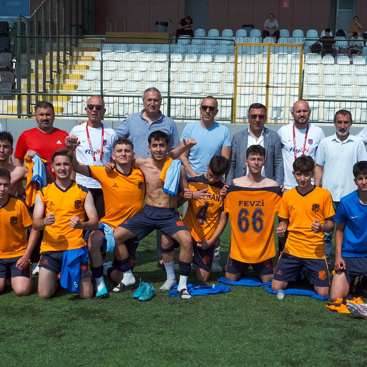 Öz Alibeyköy 4-3 Güneştepe
🎯 İstanbul Şampiyonası | 1. Tur

Gol düellosunu biz kazandık!
U17 takımımız 4-3’lük galibiyetle İstanbul Şampiyonası’nda 2. tura yükseldi! 💪🔥
Tebrikler çocuklar! 👏👏